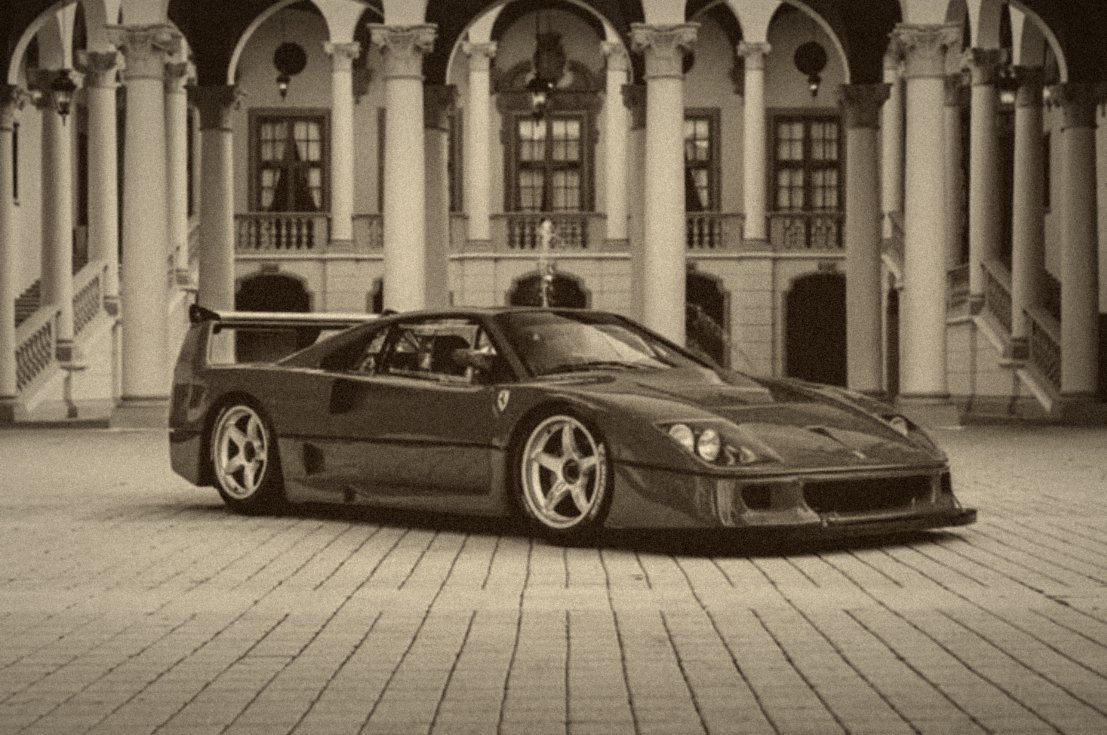 Ferrari F40 rouge, vue de trois-quarts avant, devant une demeure à colonnades