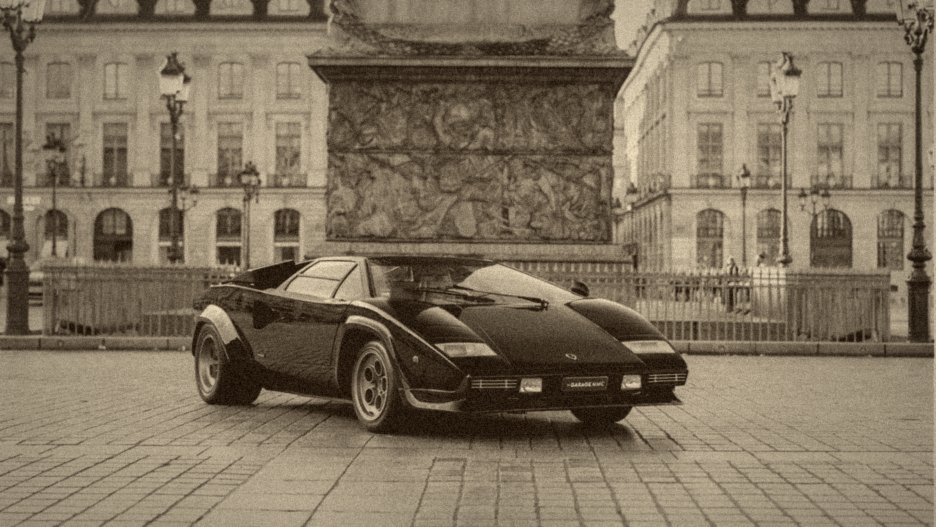 Lamborghini Countach LP400S noire, vue de trois-quarts avant, place Vendôme à Paris