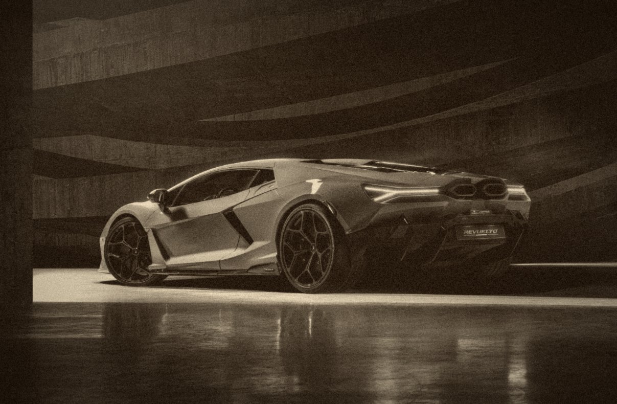 Lamborghini Revuelto orange, vue de trois-quarts arrière, dans un cadre architectural sombre
