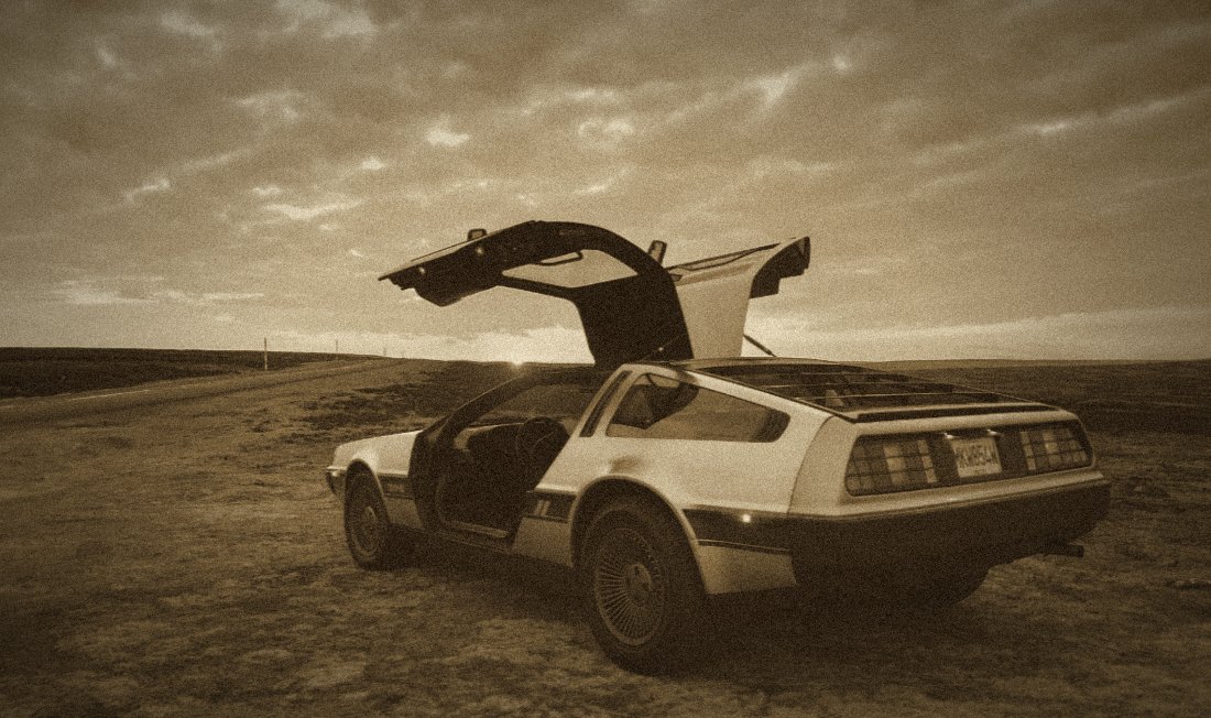 DeLorean DMC-12, portières papillon ouvertes, au coucher du soleil