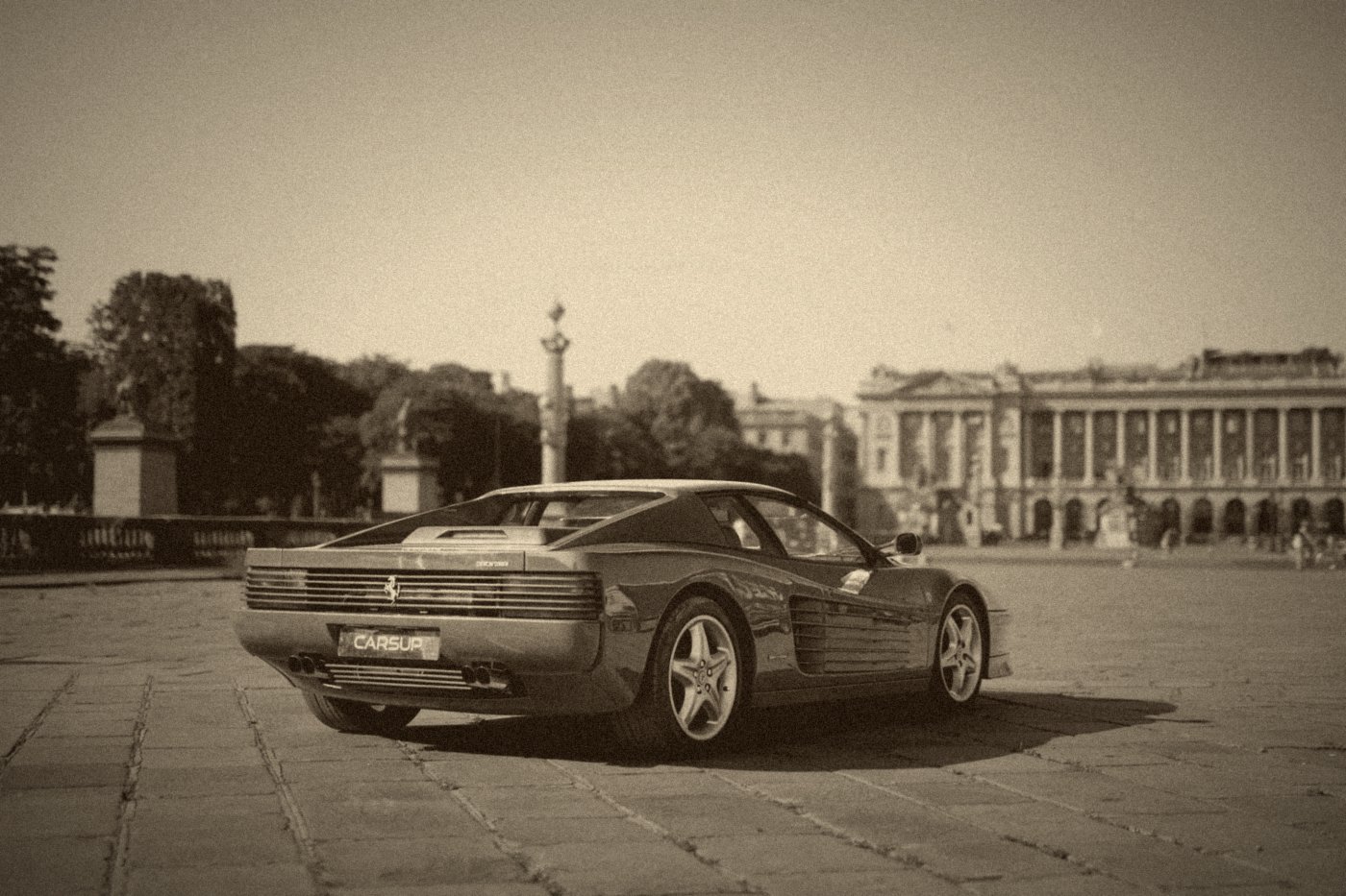 Ferrari Testarossa rouge, vue de trois-quarts arrière, place de la Concorde à Paris